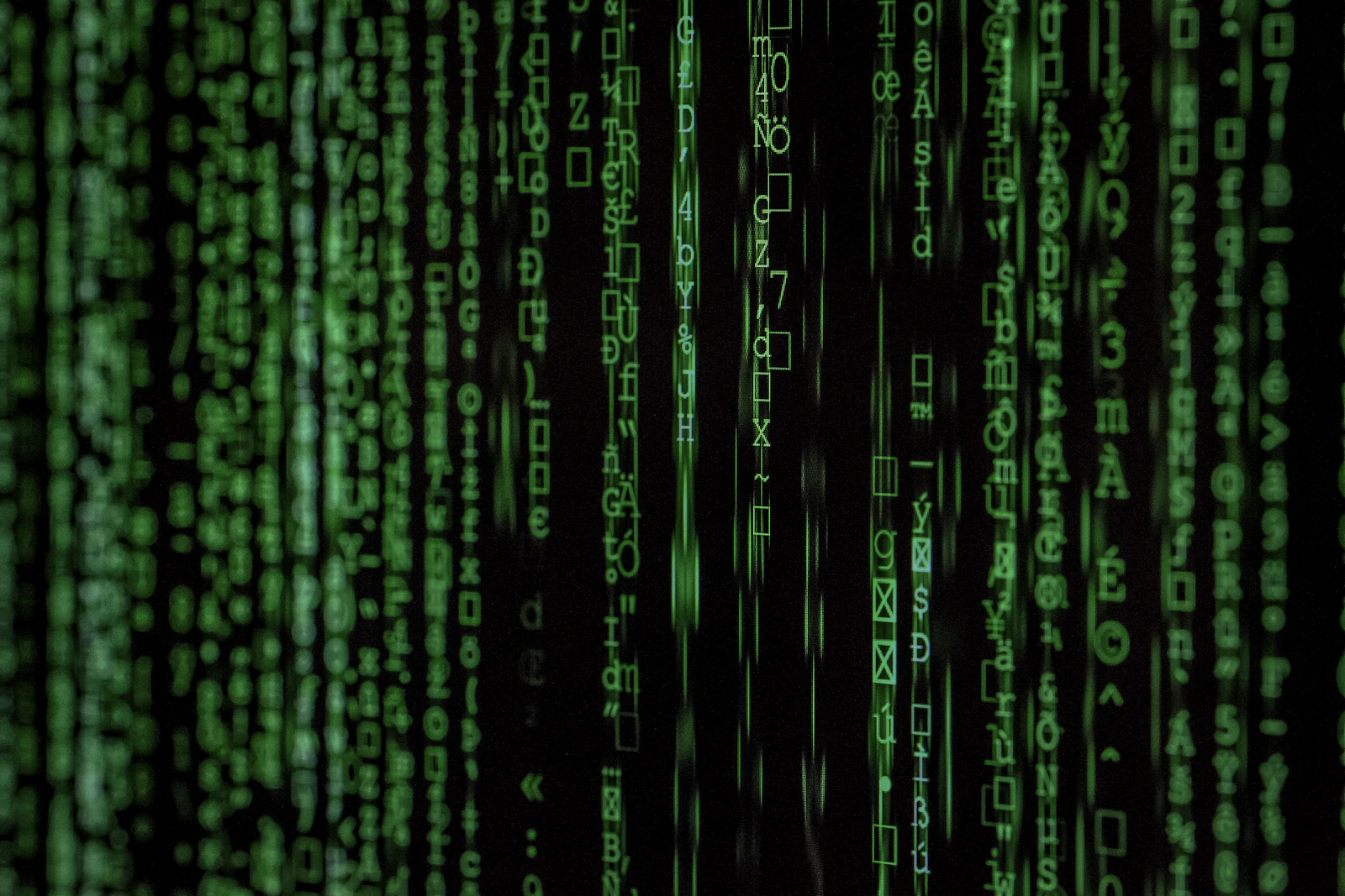 Linhas de código em verde fosfórico sobre fundo escuro, evocando um terminal de computador